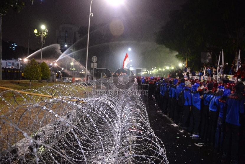  Buruh dari berbagai elemen menggelar aksi unjuk rasa di depan Istana Merdeka, Jakarta, Jumat (30/10).  (Republika/ Wihdan)