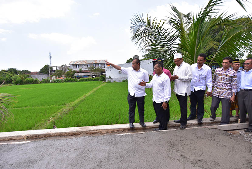  Menteri Desa, Pembangunan Daerah Tertinggal, dan Transmigrasi, Marwan Jafar mengunjungi desa Bukbuk dan Peletuan Indah, Kabupaten Lombok Barat, Sabtu (31/10).   