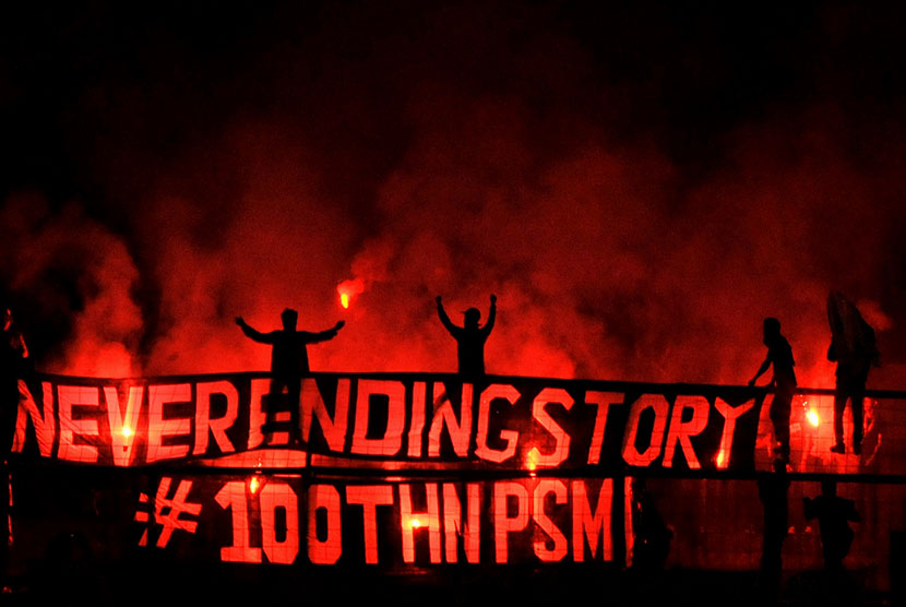   Pendukung PSM Makassar The Maczman menyalakan kembang api saat merayakan HUT ke-100 PSM Makassar di Stadion Mattoanging Gelora Andi Mattalatta Makassar, Sulawesi Selatan, Senin (2/11).  (Antara/Yusran Uccang)