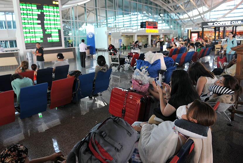 Sejumlah warga negara asing menunggu jadwal penerbangannya di Terminal Internasional Bandara Ngurah Rai, Denpasar, Rabu (4/11).   (Antara/Nyoman Budhiana )