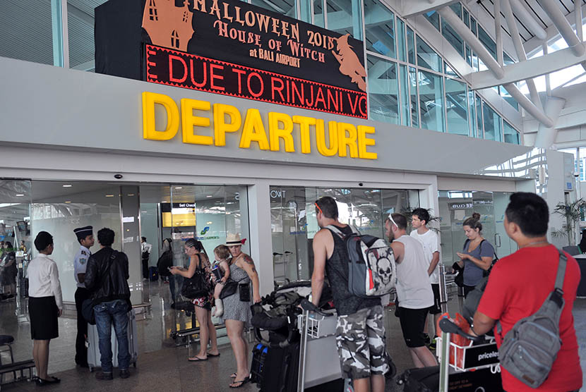 Petugas bandara memberi penjelasan kepada sejumlah warga negara asing saat mereka menunggu jadwal penerbangannya di Terminal Internasional Bandara Ngurah Rai, Denpasar, Rabu (4/11). (Antara/Nyoman Budhiana)