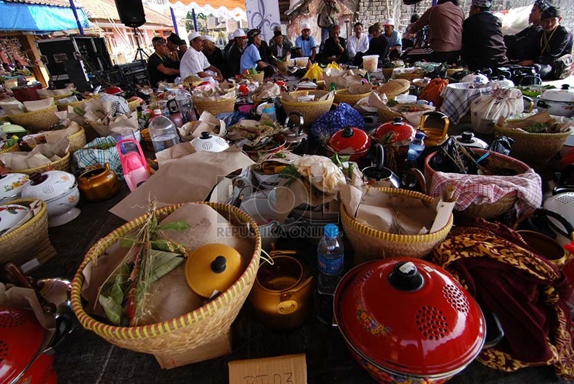  Sejumlah hasil olahan makanan dikumpulkan pada Hajat Buruan di Desa Cikareumbi, Lembang, Kabupaten Bandung Barat, Rabu (4/11).  (foto : Septianjar Muharam) 
