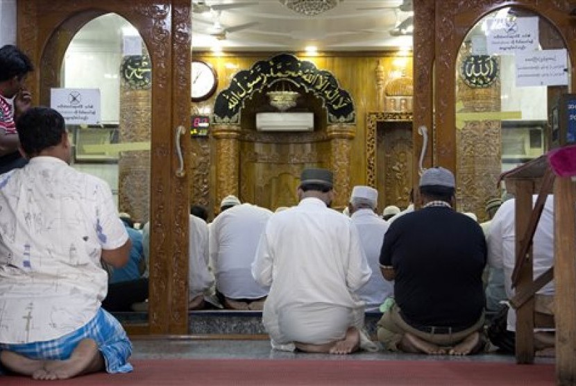  Umat muslim melaksanakan shalat Jumat di sebuah masjid di Kota Yangon, Myanmar (6/11) / Ilustrasi (AP/Gemunu Amarasinghe)