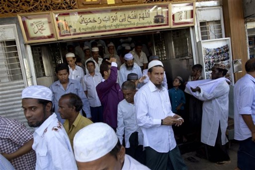  Umat muslim usai melaksanakan shalat Jumat di sebuah masjid di Kota Yangon, Myanmar (6/11).   (AP/Gemunu Amarasinghe)