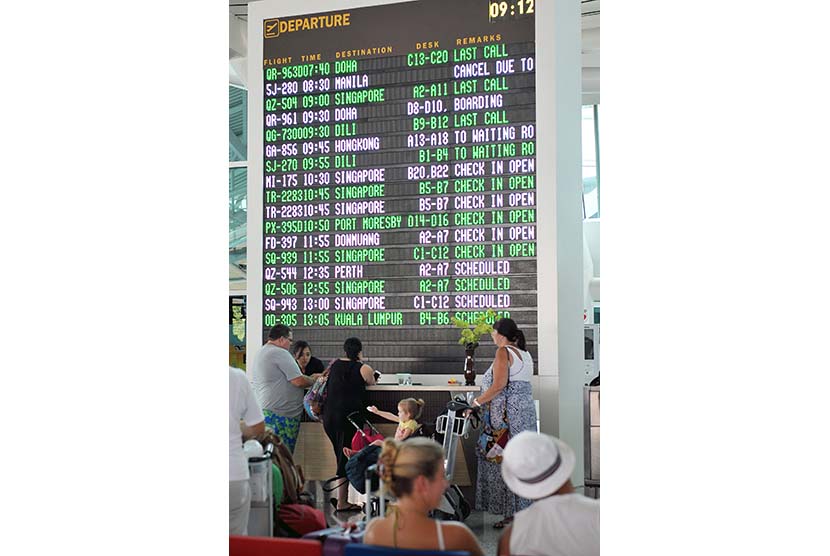 Sejumlah warga negara asing memastikan jadwal penerbangan di Terminal Internasional Bandara Ngurah Rai, Denpasar, Selasa (10/11).    (Antara/Nyoman Budhiana)