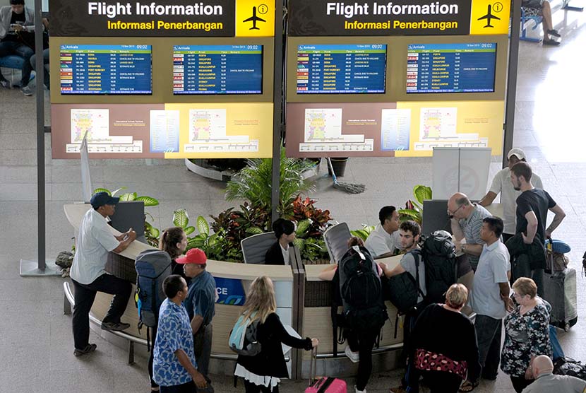 Sejumlah warga negara asing memastikan jadwal penerbangan di Terminal Internasional Bandara Ngurah Rai, Denpasar, Selasa (10/11).    (Antara/Nyoman Budhiana)