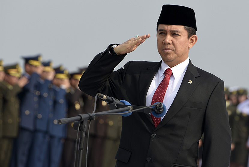 MenPAN RB Yuddy Chrisnandi memberi hormat saat menjadi inspektur upacara peringatan Hari Pahlawan di atas kapal perang KRI Banda Aceh di perairan Teluk Jakarta, Selasa (10/11).   (Antara/Sigid Kurniawan)