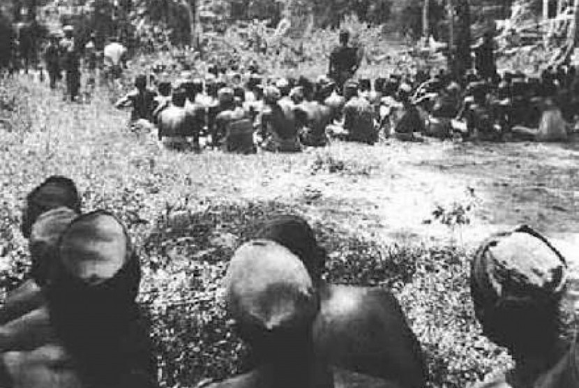 Pasukan Westerling mengumpulkan warga desa di Sulawesi Selatan untuk diintrogasi dan ditembak.