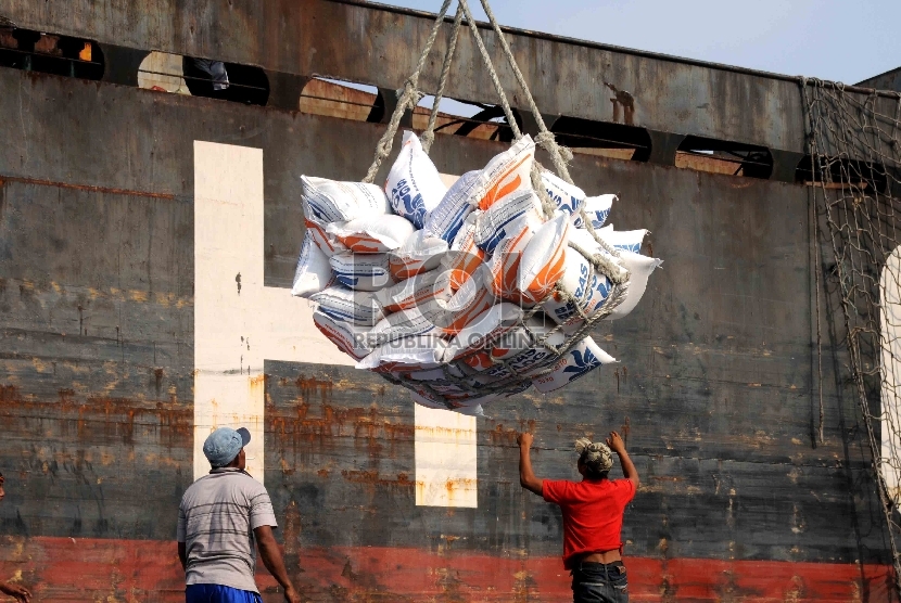   Pekerja melakukan bongkar muat karung berisi beras impor asal Vietnam di Pelabuhan Tanjung Priok, Jakarta (ilustrasi)