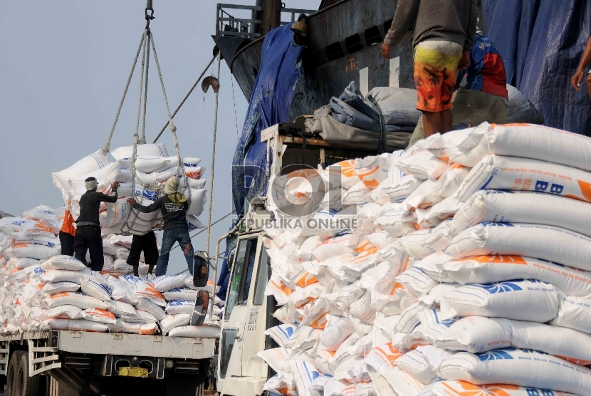   Pekerja melakukan bongkar muat karung berisi beras impor asal Vietnam di Pelabuhan Tanjung Priok, Jakarta, Kamis (12/11).  (Republika/Agung Supriyanto)