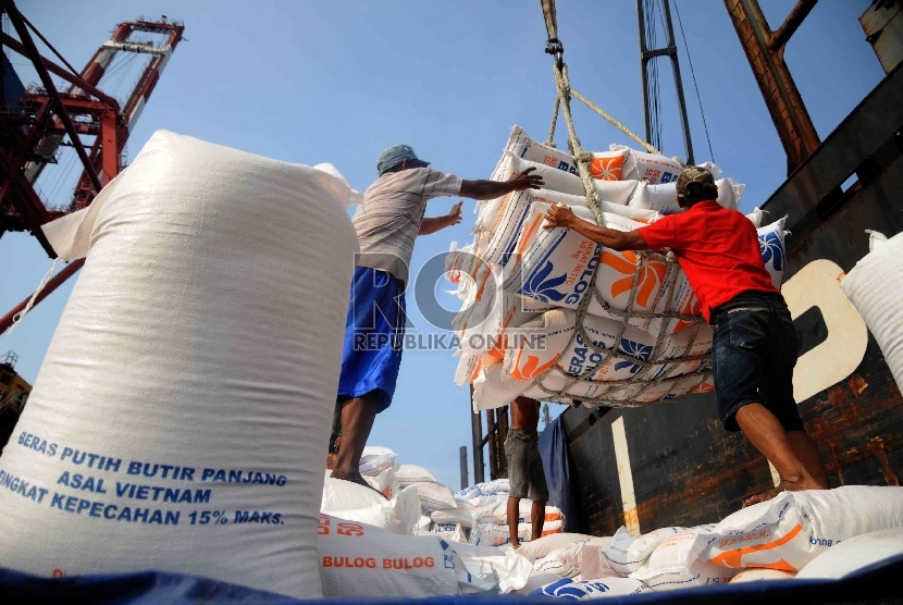   Pekerja melaukan bongkar muat karung berisi beras impor, ilustrasi