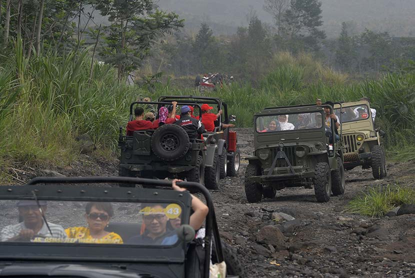Sejumlah wisatawan menikmati perjalanan mereka dengan menggunakan mobil jip pada reli wisata di kawasan Gunung Merapi, Yogyakarta, Kamis (12/11).   (Antara/Saptono)