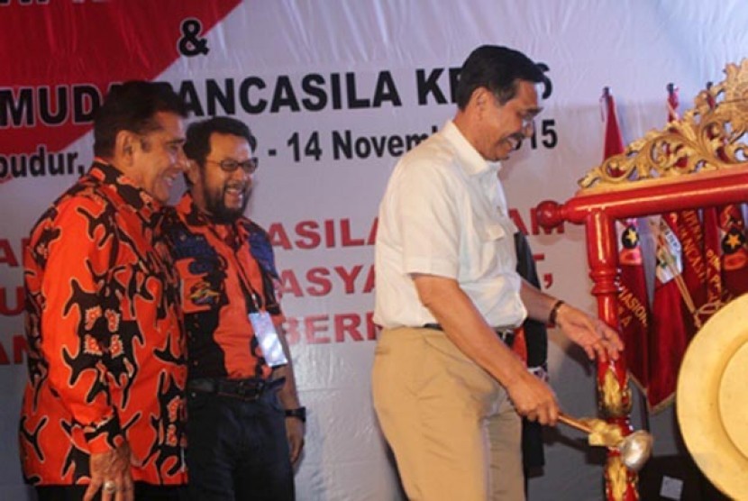  Menkopolhukam Luhut Binsar Panjaitan membuka Rapat Kerja Nasional (Rakernas) & HUT Pemuda Pancasila Ke-56 di Jakarta, Jumat (13/11).