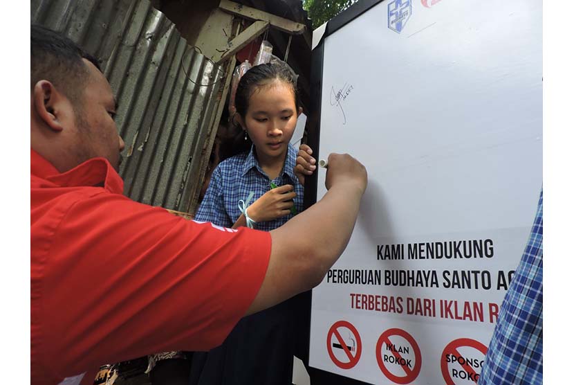  Penandatanganan deklarasi menolak iklan rokok di lingkungan sekolah.