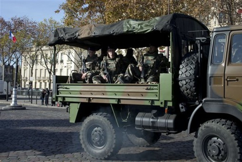  Tentara Prancis melakukan patroli di Kota Paris, Ahad (15/11).  (AP/Peter Dejong)  
