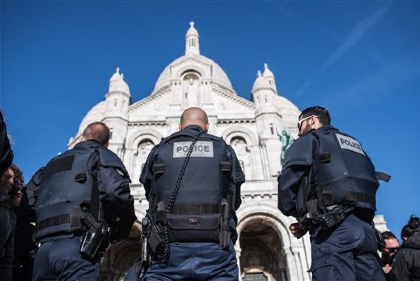  Polisi Prancis.  (AP/Kamil Zihnioglu)  