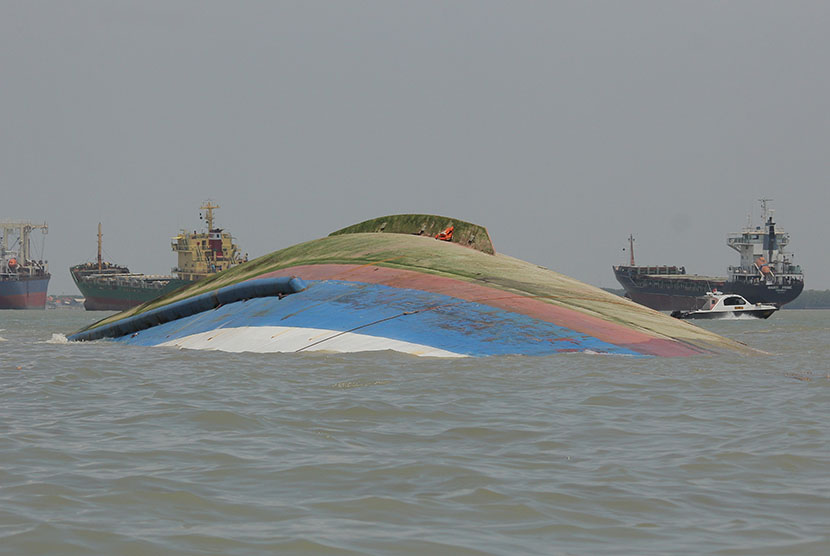 Petugas berperahu motor mencari korban KM Wihan Sejahtera yang tenggelam di perairan dekat Dermaga Teluk Lamong, Surabaya, Jawa Timur, Senin (16/11). (Antara/Zabur Karuru)