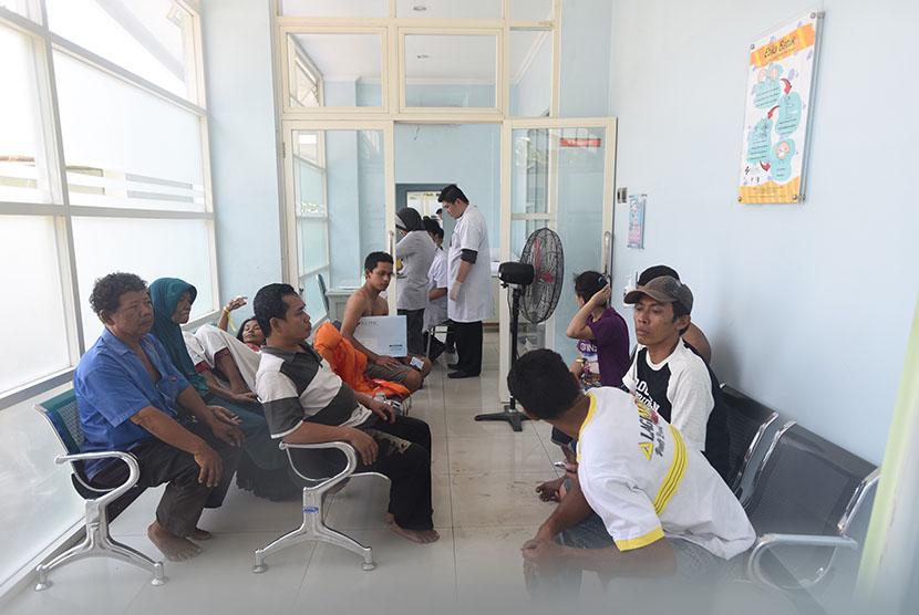 Sejumlah korban KM Wihan Sejahtera tujuan Pelabuhan Bajo, NTT, yang tenggelam di Teluk Lamong menjalani perawatan di Rumah Sakit PHC Surabaya, Jawa Timur, Senin (16/11). (Antara/Zabur Karuru)