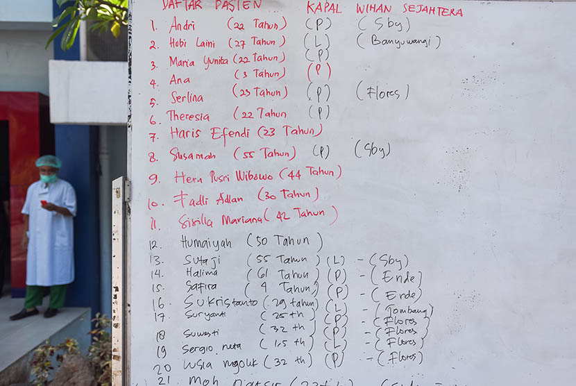 Seorang dokter berada disamping daftar penumpang yang menjadi korban KM Wihan Sejahtera tujuan Pelabuhan Bajo, NTT, yang tenggelam di Teluk Lamong di Rumah Sakit PHC Surabaya, Jawa Timur, Senin (16/11). (Antara/Zabur Karuru)