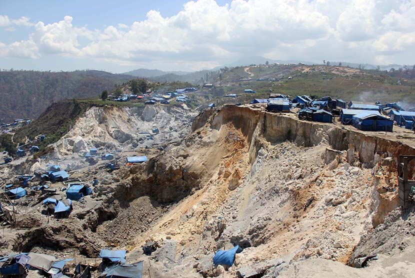 Situasi lokasi penambangan ilegal emas yang telah ditinggalkan para penambang di kawasan Gunung Botak, Kabupaten Pulau Buru, Maluku, Ahad (15/11).   (Antara/Jimmy Ayal)