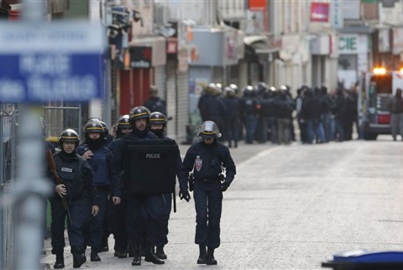 Polisi mengamankan kawasan Saint-Denis di utara kota Paris, Rabu (18/11).  (AP/Francois Mori)