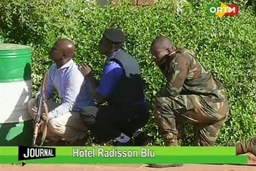 Pasukan tentara Mali menyerbu kelompok bersenjata yang menyerang Hotel Radisson Blu di Bamako, Mali, Jumat (20/11).  