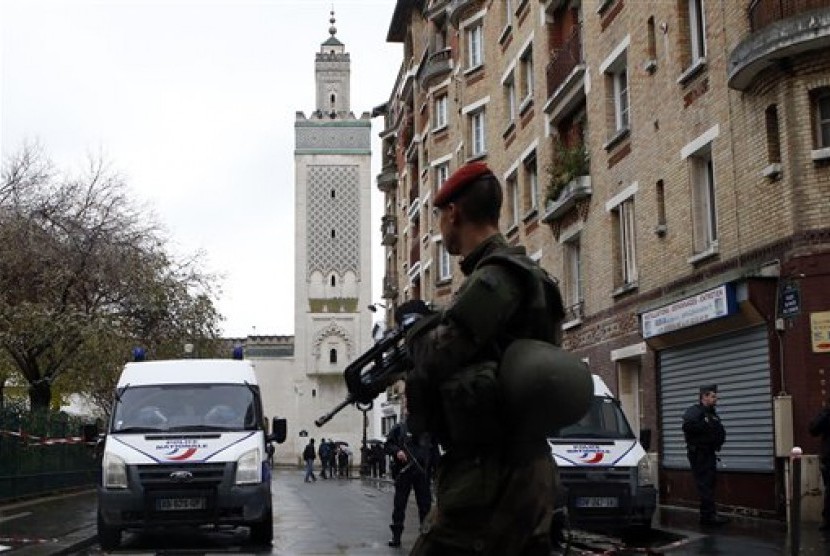  Tentara dan polisi Prancis berjaga di luar masjid kota Paris, Jumat (20/11).  (AP/Francois Mori)