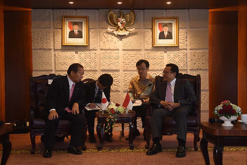 Ketua DPD Irman Gusman (kanan) berbincang dengan Ketua Liga Parlemen Jepang-Indonesia Toshihory Nikai (kiri) saat pertemuan di Ruang Pimpinan DPD, Komplek Parlemen, Senayan, Jakarta, Selasa (24/11).  (Antara/Akbar Nugroho Gumay)