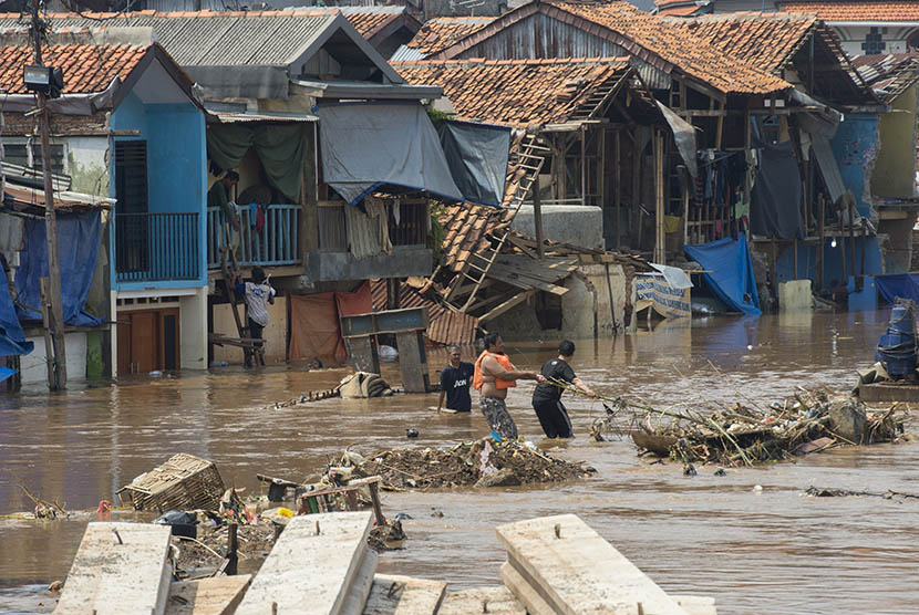 Sejumlah warga membersihkan sampah yang menyangkut terbawa air Sungai Ciliwung di kawasan proyek normalisasi, Kampung Pulo, Jatinegara, Jakarta Timur, Rabu (25/11).  (Antara/Widodo S. Jusuf)