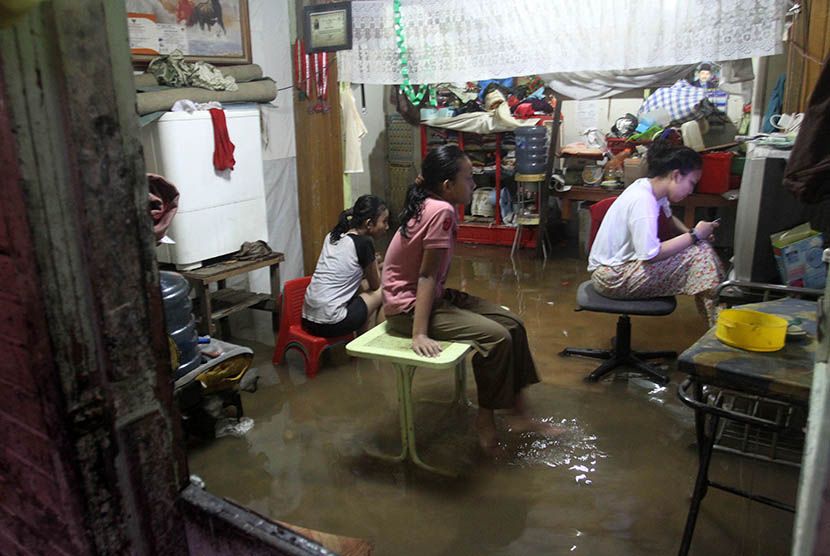 132 KK Terdampak Banjir Bukittinggi. Foto ilustrasi banjir di Kelurahan Pulai Anak Aia, Kecamatan Mandiangin Koto Selayang, Bukittinggi, Sumatra Barat.  (Antara/Muhammad Arif Pribadi)