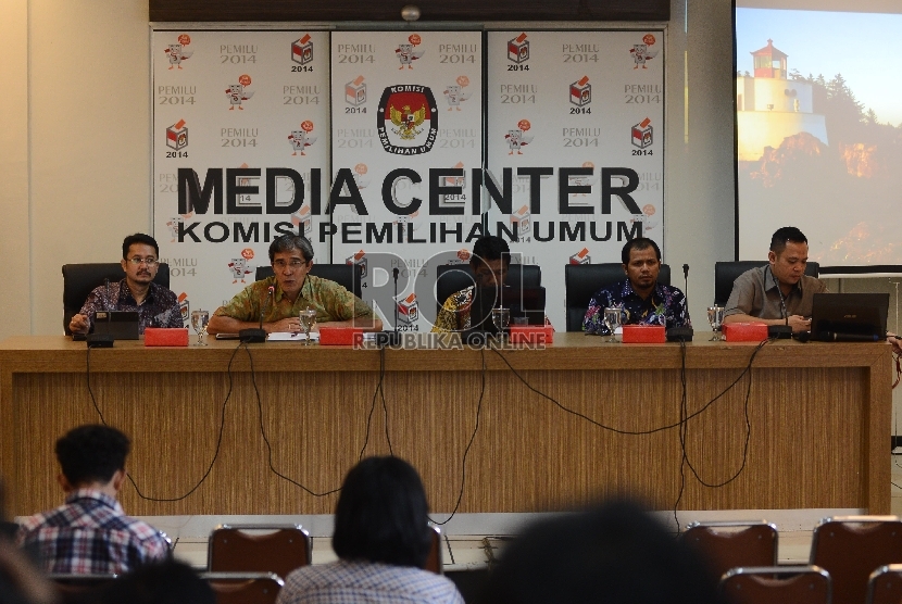 Diskusi dengan tema Orientasi Pilkada Serentak yang dilaksanakan di Media Center KPU, Jakarta, Selasa (1/12).  (Republika/Raisan Al Farisi)