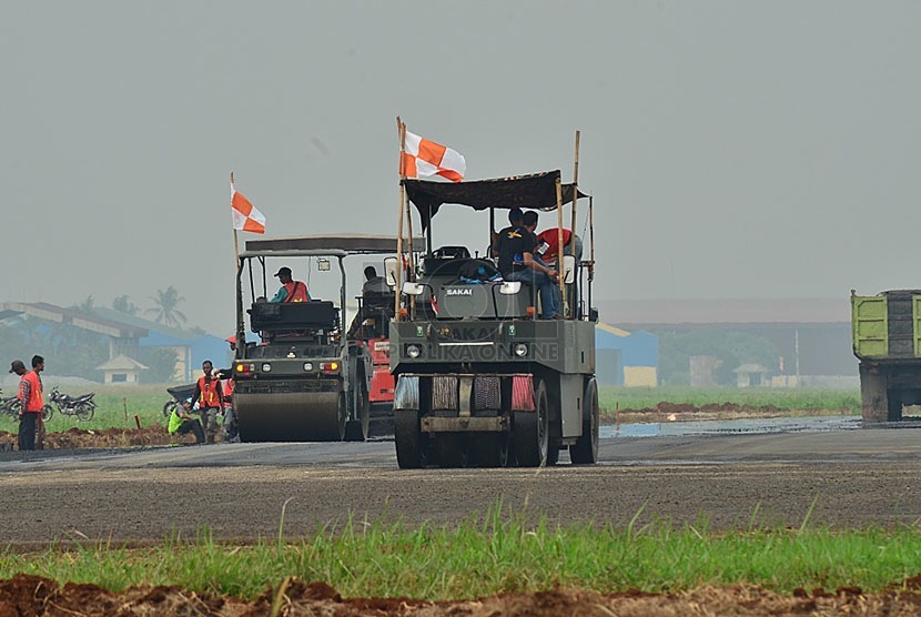 Pekerja melakukan pengaspalan ulang landasan pacu Bandara Pondok Cabe, Pamulang, Tangerang Selatan,Kamis (3/12). (foto : MgROL_54)