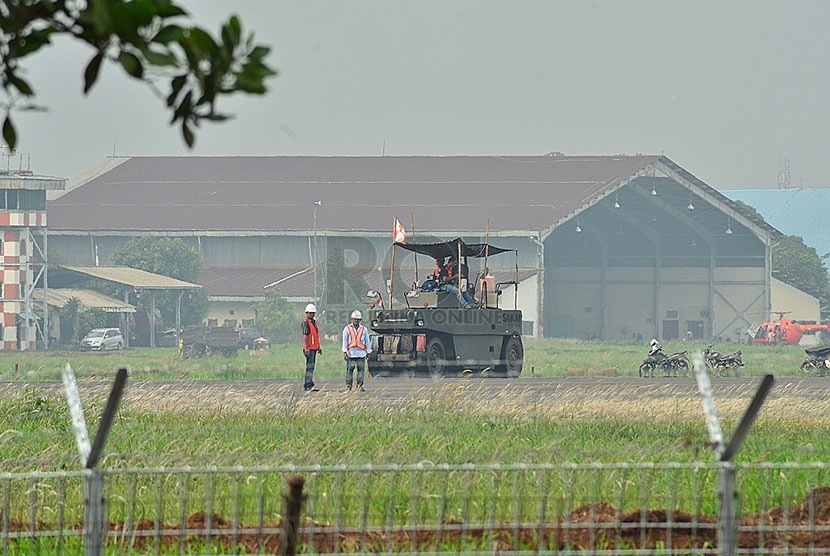 Pekerja melakukan pengaspalan ulang landasan pacu Bandara Pondok Cabe, Pamulang, Tangerang Selatan,Kamis (3/12). (foto : MgROL_54)