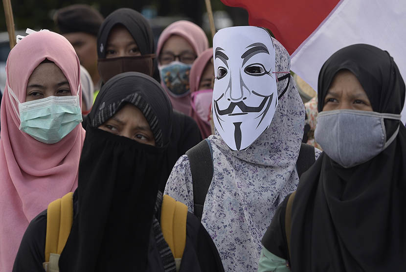  Anggota Kesatuan Aksi Mahasiswa Muslim Indonesia (KAMMI) menggelar aksi unjuk rasa di depan Istana Merdeka, Jakarta, Senin (7/12).  (Antara/Sigid Kurniawan)