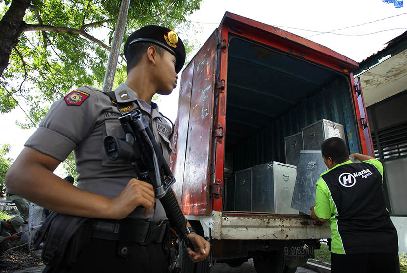 Anggota kepolisian melakukan pengamanan di Kantor Komisi Pemilihan Umum Daerah (KPUD) Sleman, DI Yogyakarta (ilustrasi) 