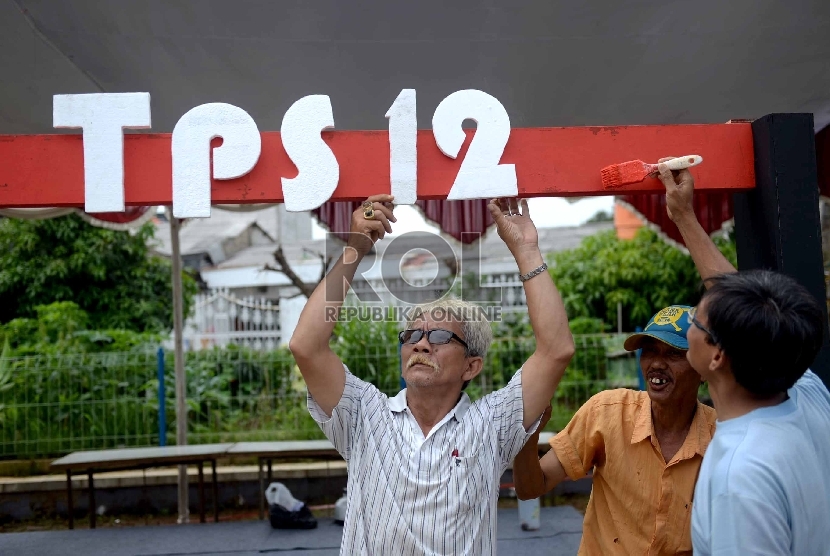 Warga mendirikan TPS 12 jelang Pilkada Serentak di Depok, Jawa Barat, Selasa (8/12).  (Republika/Wihdan)