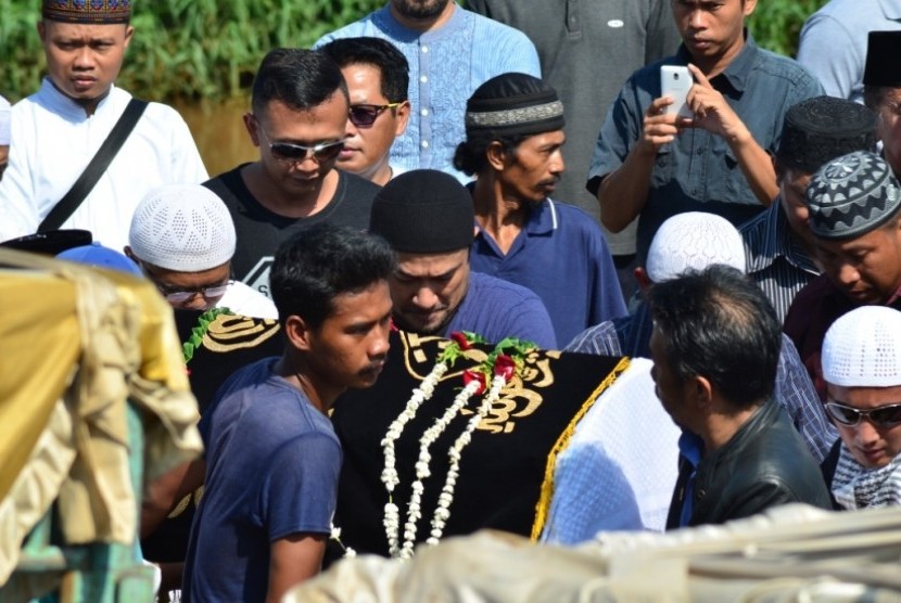  Pemakaman jenazah almarhum ustaz Toto Tasmara di Pemakaman Tanah Kusir Blok B 15, Jakarta Selatan Rabu (9/12). (foto : MgROL_54)