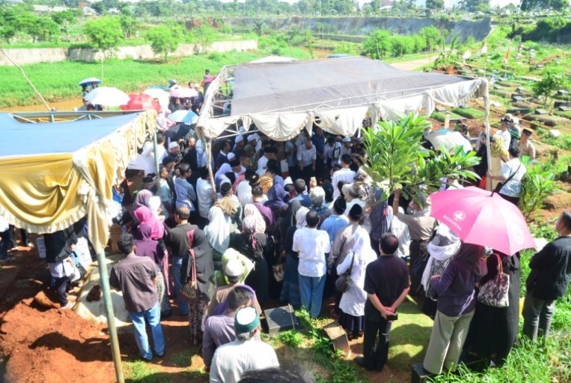  Pemakaman jenazah almarhum Ustaz Toto Tasmara di Pemakaman Tanah Kusir Blok B 15, Jakarta Selatan Rabu (9/12). (foto : MgROL_54)