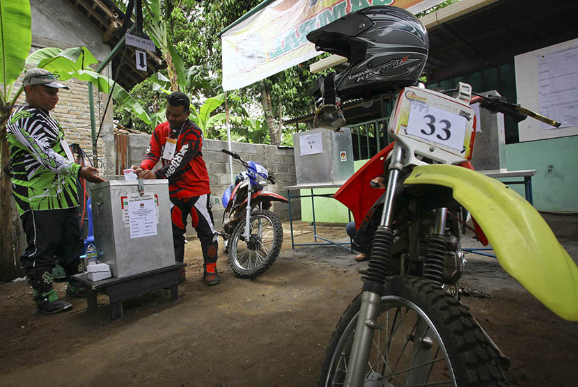  Tempat Pemungutan Suara bertema motocross di TPS 33 Sragan, Trirenggo, Bantul, DI Yogyakarta, Rabu (9/12). (Antara/Andreas Fitri Atmoko)