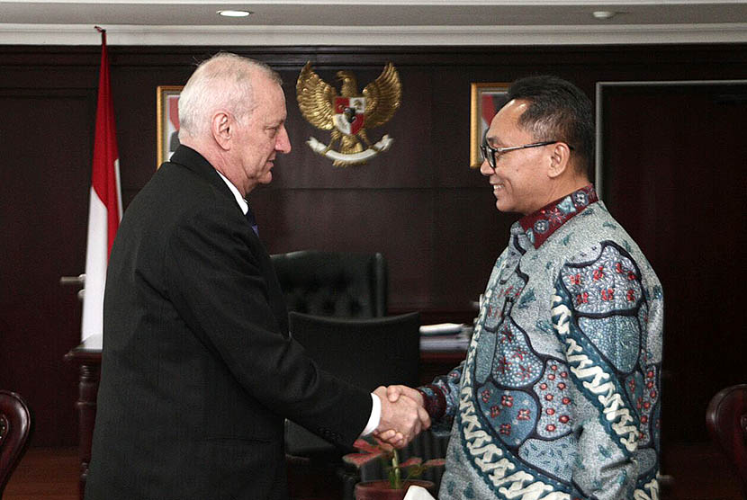 Ketua MPR Zulkifli Hasan, menerima kunjungan Duta Besar Ceko untuk Indonesia, Ivan Hotek (kiri) di Kompleks Parlemen Senayan, Jakarta, Senin (14/12).