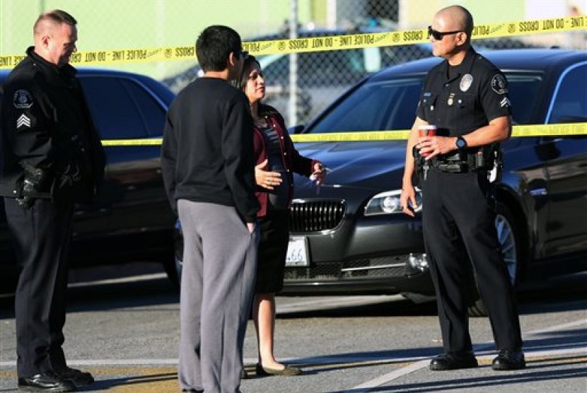  Polisi memberitahukan  kepada orang tua siswa bahwa  sekolah diliburkan di Edward Roybal High School di Los Angeles, Selasa (15/12). (AP/Richard Vogel)