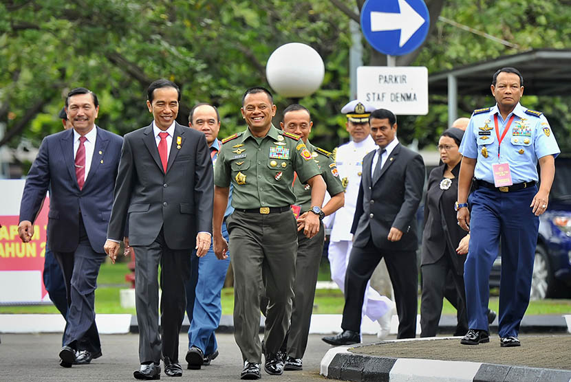 Presiden Joko Widodo (kedua kiri) didampingi  Panglima TNI Jenderal TNI Gatot Nurmantyo (keempat kiri),  menghadiri pembukaan Rapat Pimpinan TNI di Mabes TNI Cilangkap, Jakarta, Rabu (15/12). (Antara/Yudhi Mahatma)
