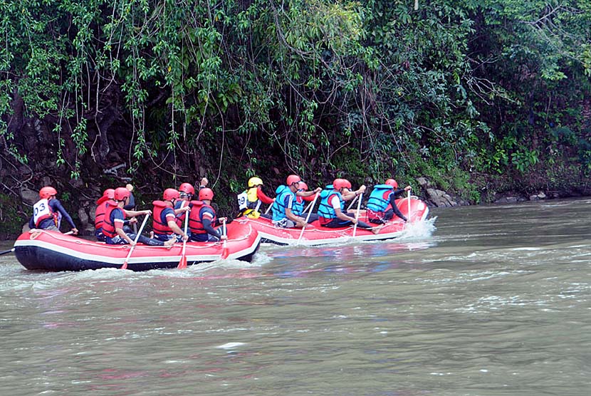  Sejumlah atlet mengikuti event olahraga International Musi Triboatton (IMT) IV 2015 yang mengarungi sungai Musi di Sumsel, Kamis (17/12).  (Republika/Maspril Aries)
