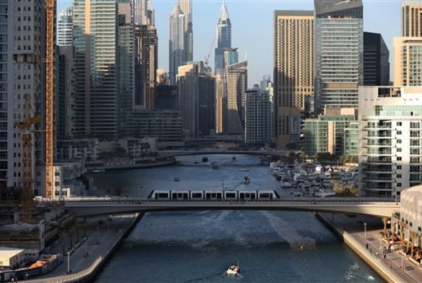  Sebuah kereta LRT melintasi jembatan di kawasan Marina Dubai. (AP/Kamran Jebreili)