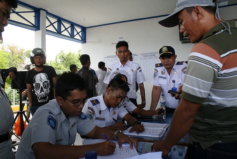 Warga melakukan verifikasi dan pendataan kepada petugas mengenai keluarga mereka yang menjadi korban kecelakaan Kapal KM Marina. (Republika/Debbie Sutrisno)