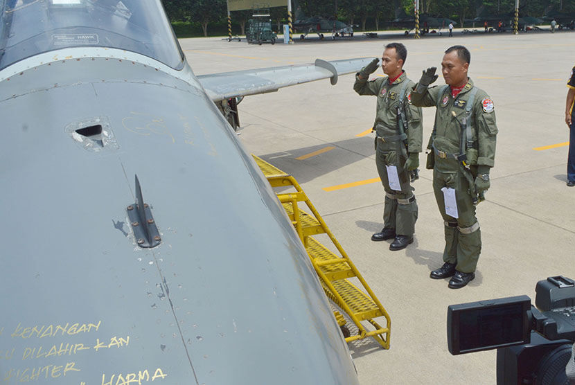 Pilot TNI AU memberi hormat pada pesawat tempur Hawk MK-53 yang akan dipensiunkan (ilustrasi)
