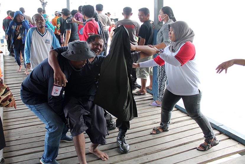 Tim SAR dibantu warga berusaha mengevakuasi penumpang korban tenggelamnya KM Marina Baru 2B di Pelabuhan Lasusua Kolaka Utara, Sulawesi Tenggara, Ahad (20/12). (Antara/Jojon)