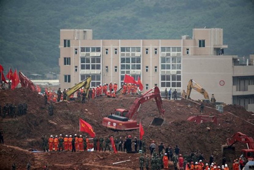  Tim penyelamat mencari korban tanah longsor di Shenzhen, Provinsi Guangdong, Cina, Selasa (22/12).   (AP/Andy Wong)