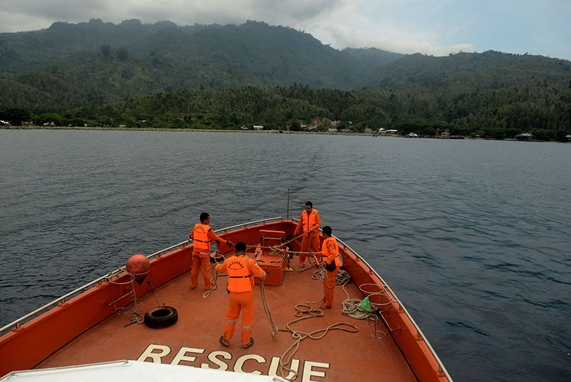 Tim Basarnas melakukan pencarian menggunakan kapal Basarnas RB-210 di Perairan Teluk Bone, Kolaka Utara, Sulawesi Tenggara, Rabu (23/12). (Antara/Sahrul Manda Tikupadang) 