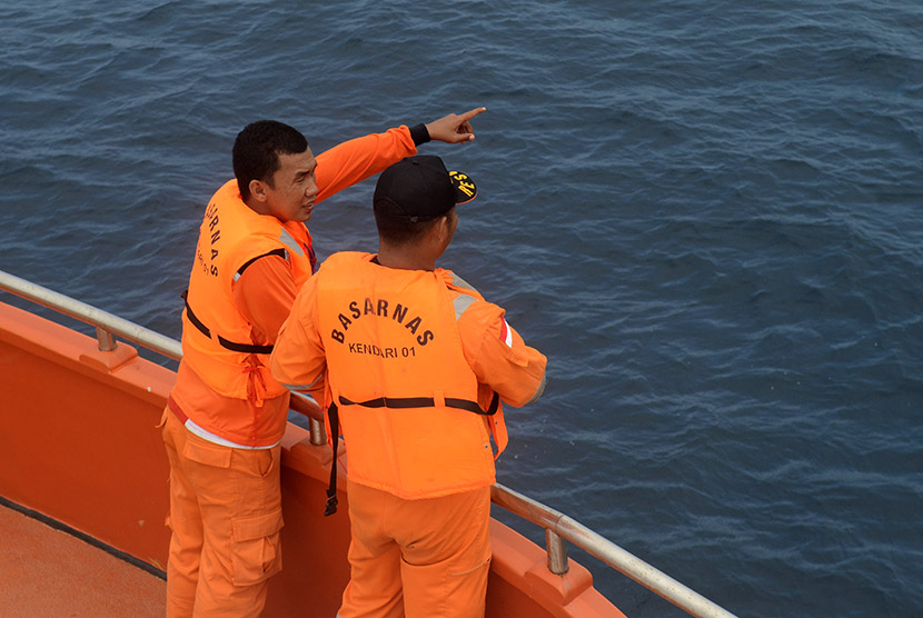 Tim Basarnas melakukan pencarian menggunakan kapal Basarnas RB-210 di Perairan Teluk Bone, Kolaka Utara, Sulawesi Tenggara, Rabu (23/12). (Antara/Sahrul Manda Tikupadang)